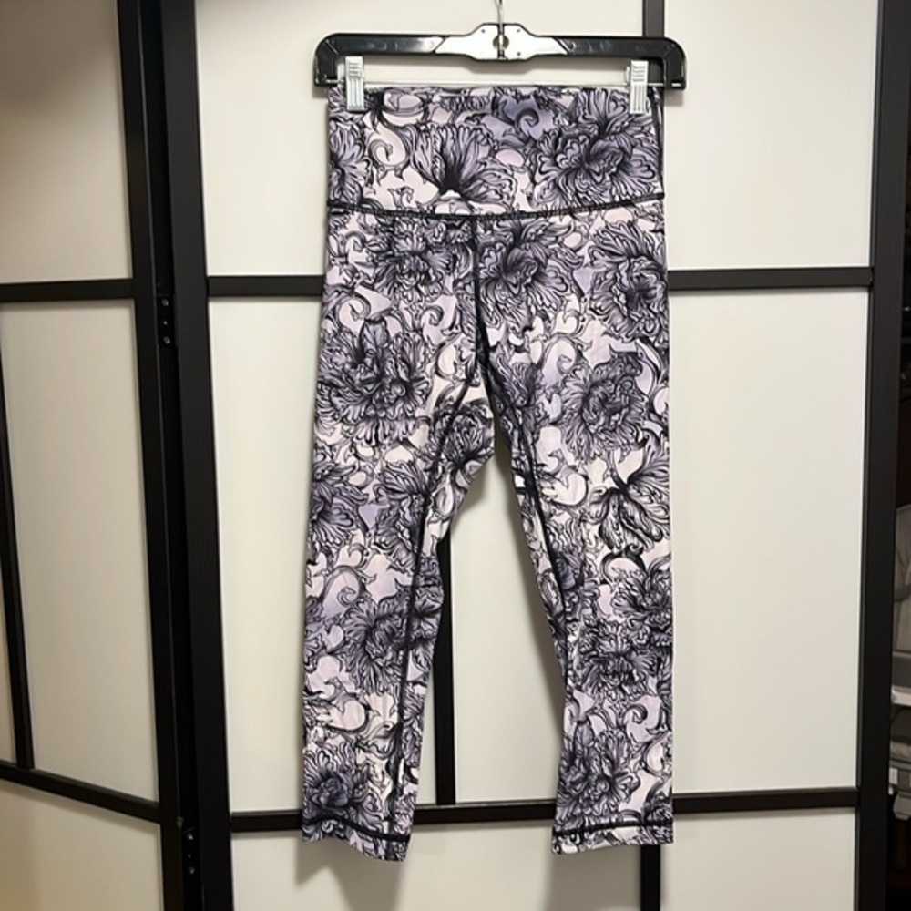 Lululemon High rise Wunder Under Crop, Hanakotoba Starlight Multi Size 6